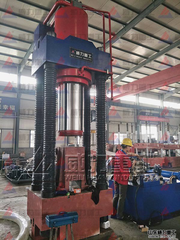 630噸四柱鐵屑壓塊機車間