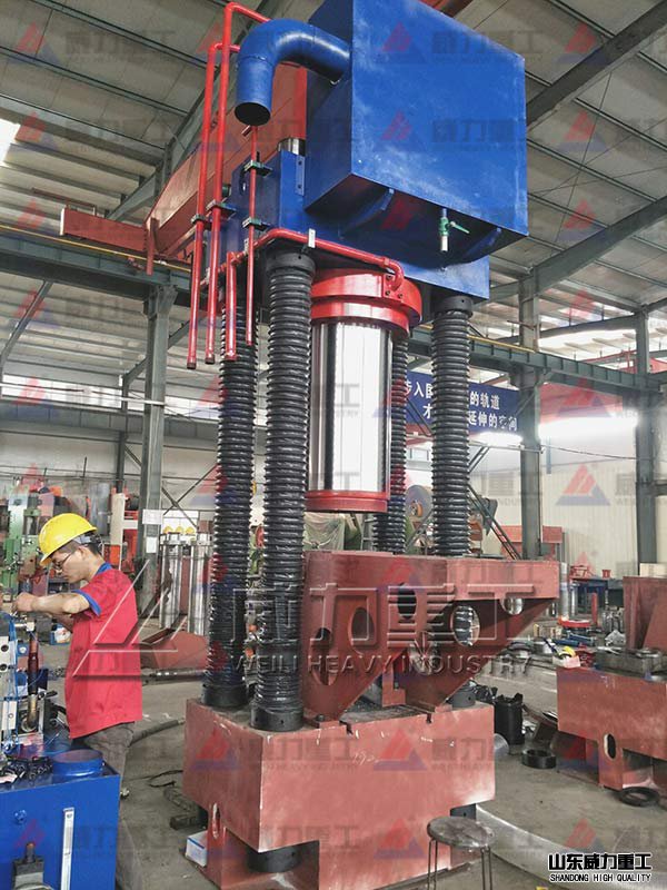 630噸四柱鐵屑壓塊機車間