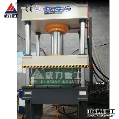 <b>水箱成型油壓機(jī)客戶(hù)投入生產(chǎn)</b>