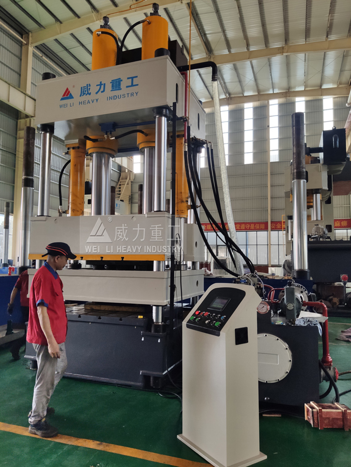 山東威力重工耐火材料成型液壓機